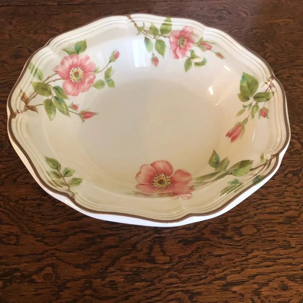 Estate. Mikasa Heritage Pink and White Dinnerware Floral Design - Picture 10 of 14